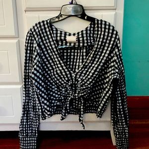 long sleeve | v neck | checkered pattern|